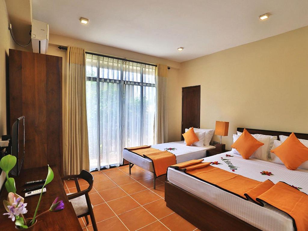 Lily'S Resort Habarana Bagian luar foto